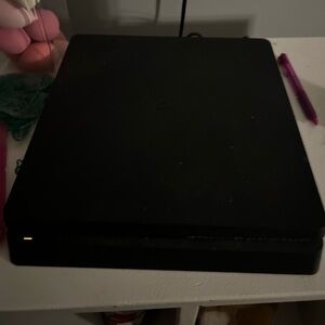 Playstation 4 slim.